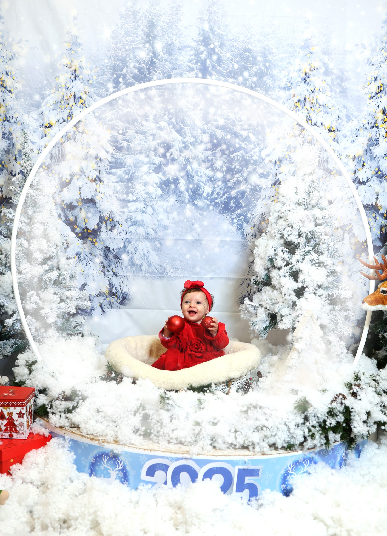 Бебе во снежна глобула, студио Божиќна сесија