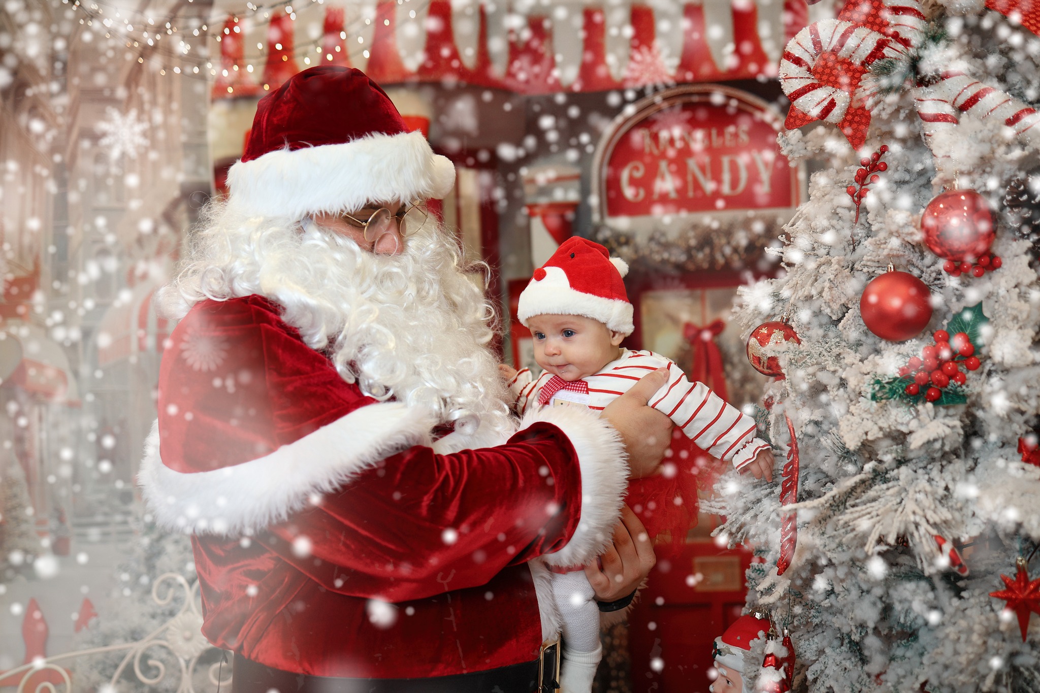 Дедо Мраз држи бебе во раце, Божиќна поставка