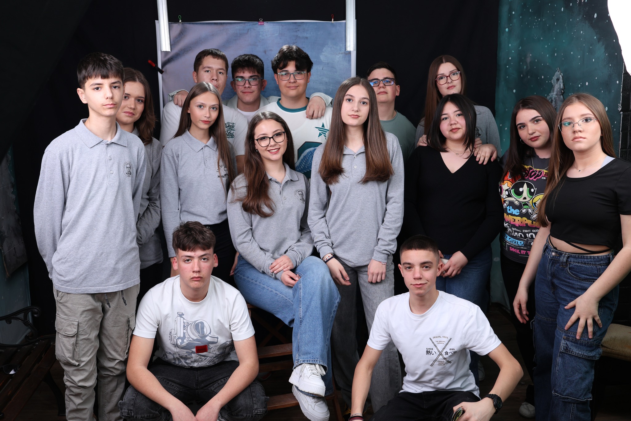 Голема група ученици позираат во студио, генерациска слика