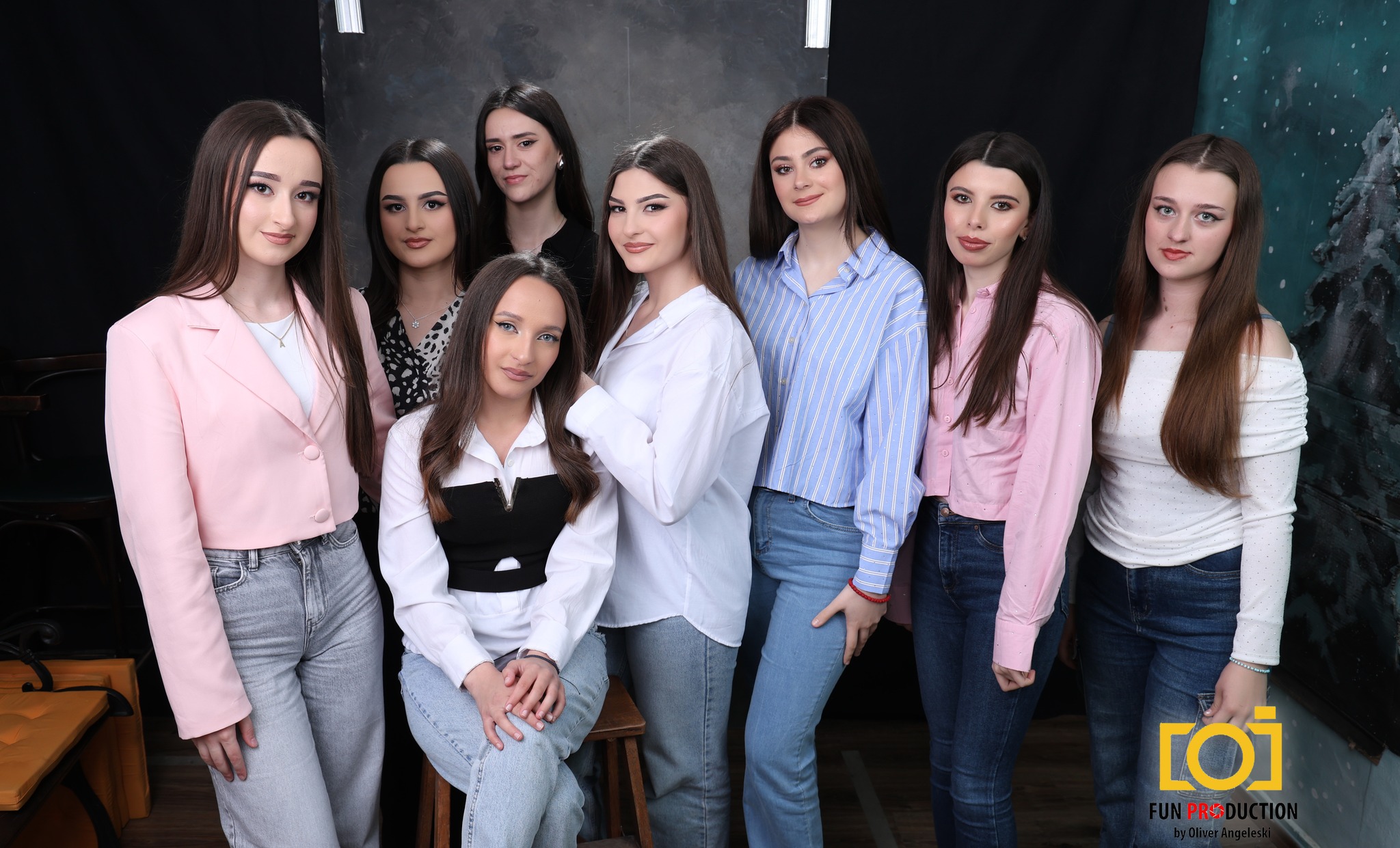 Група девојки позираат заедно во студио