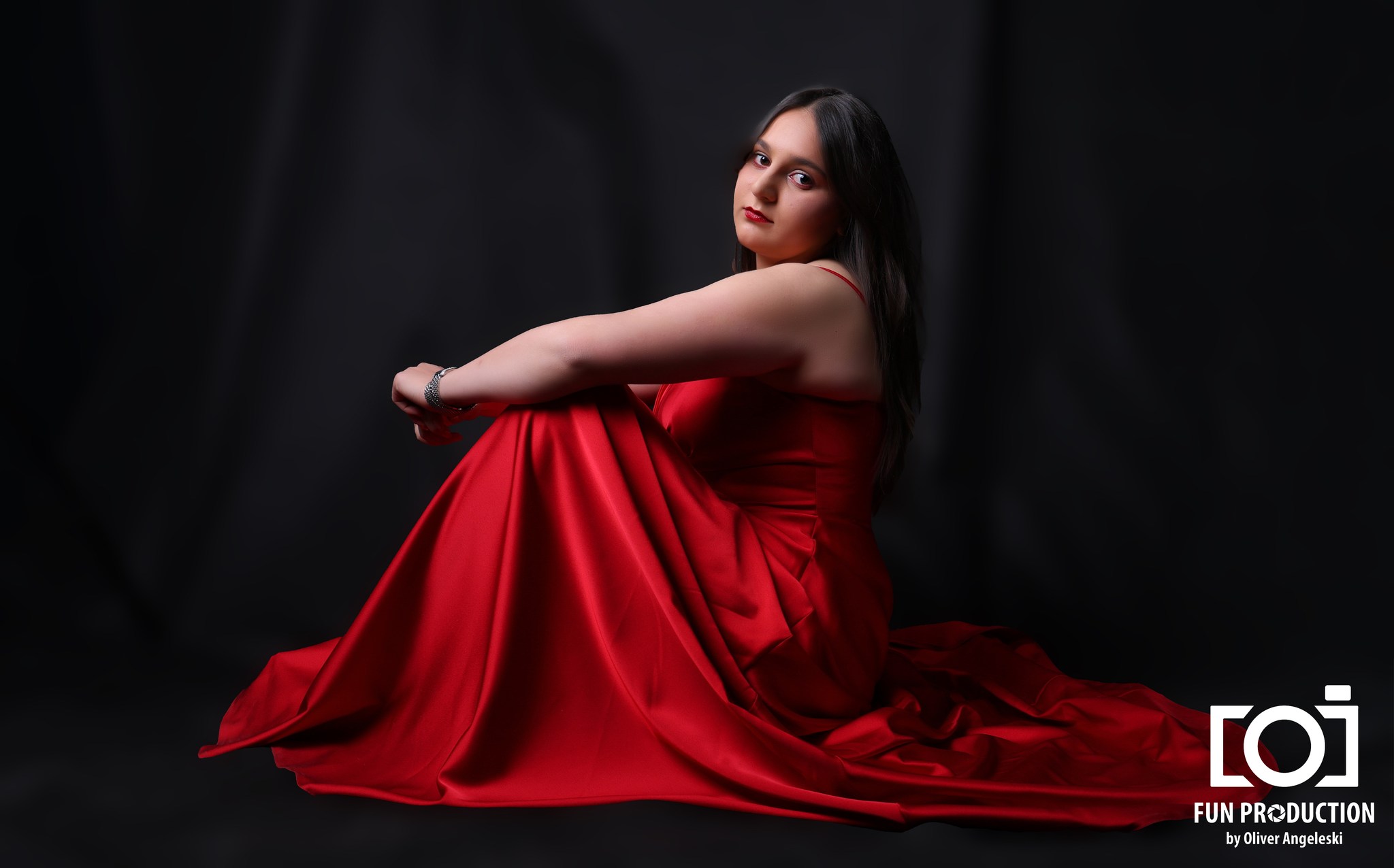 Глам портрет, жена во црвена свилена фустан