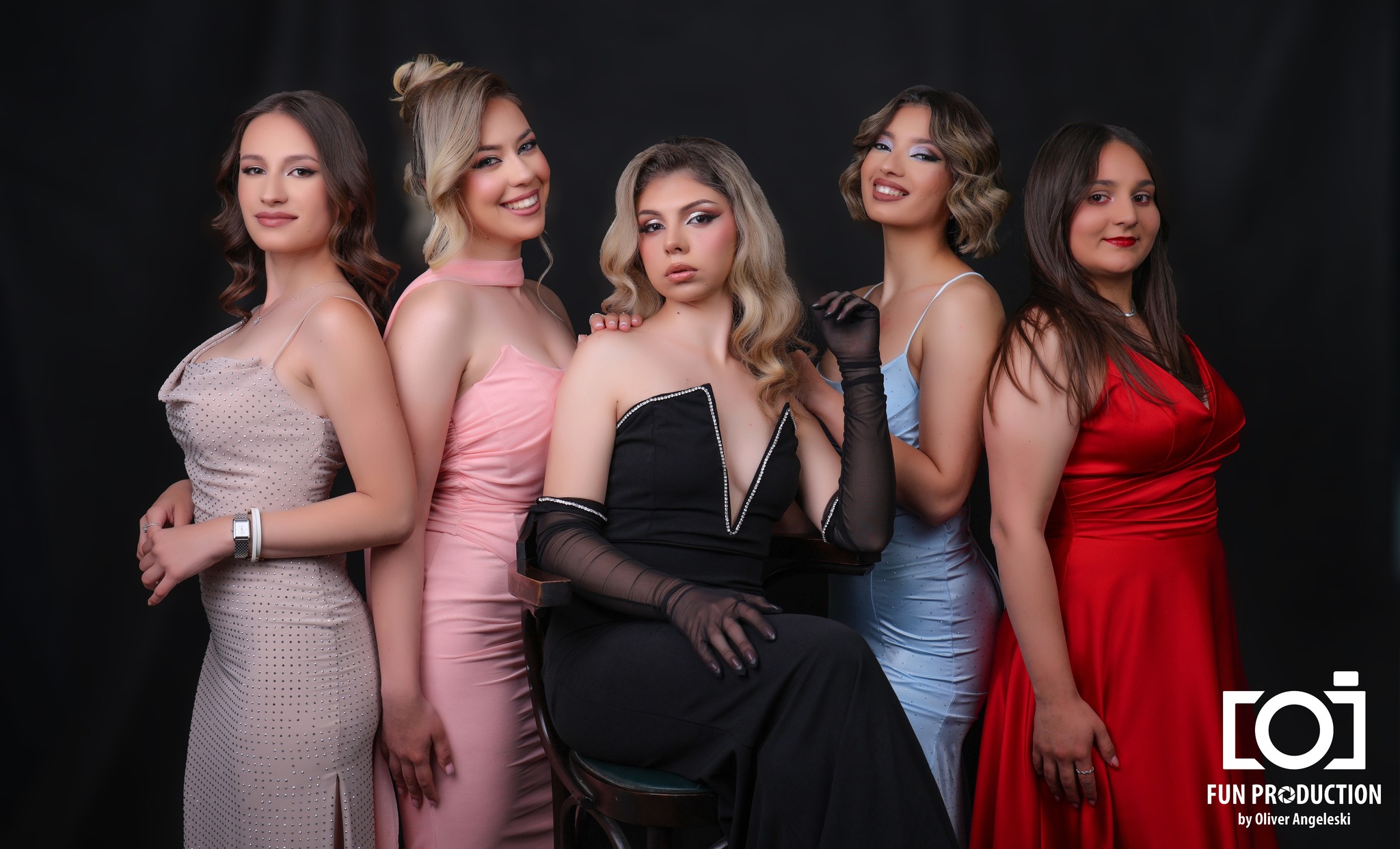 Пет жени во елегантни вечерни фустани, студио портрет