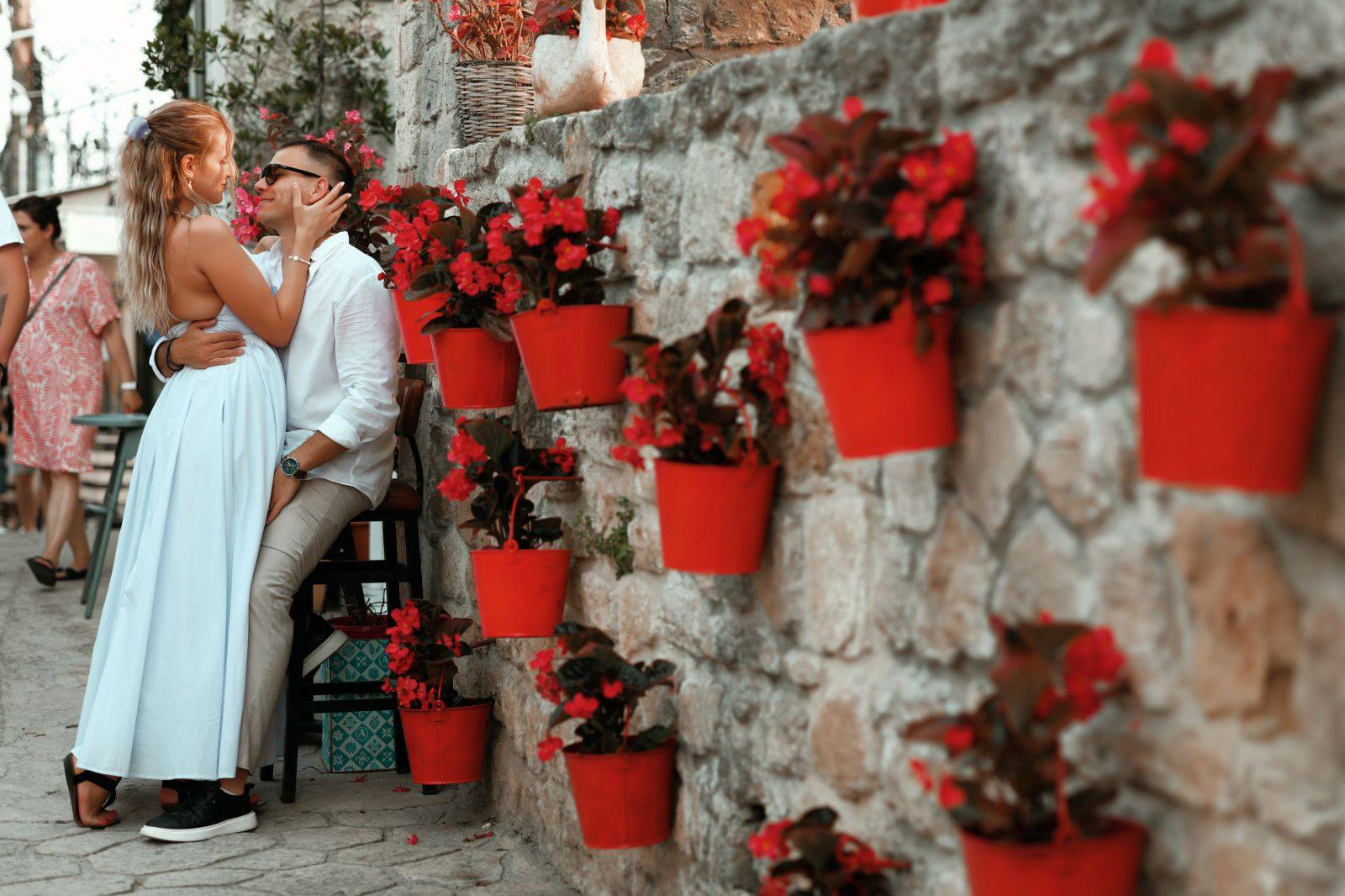 Пар во алеја со тенџиња цвеќе