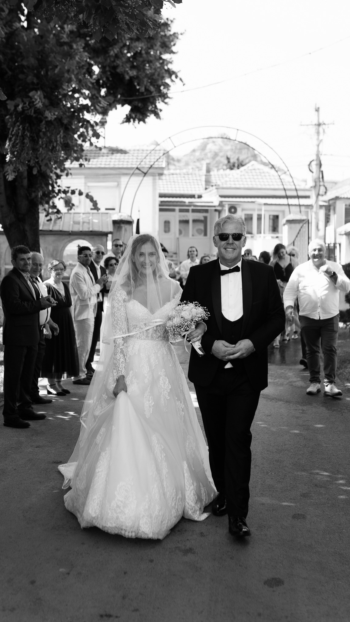 Невеста оди кон олтарот со татко, црно-бело