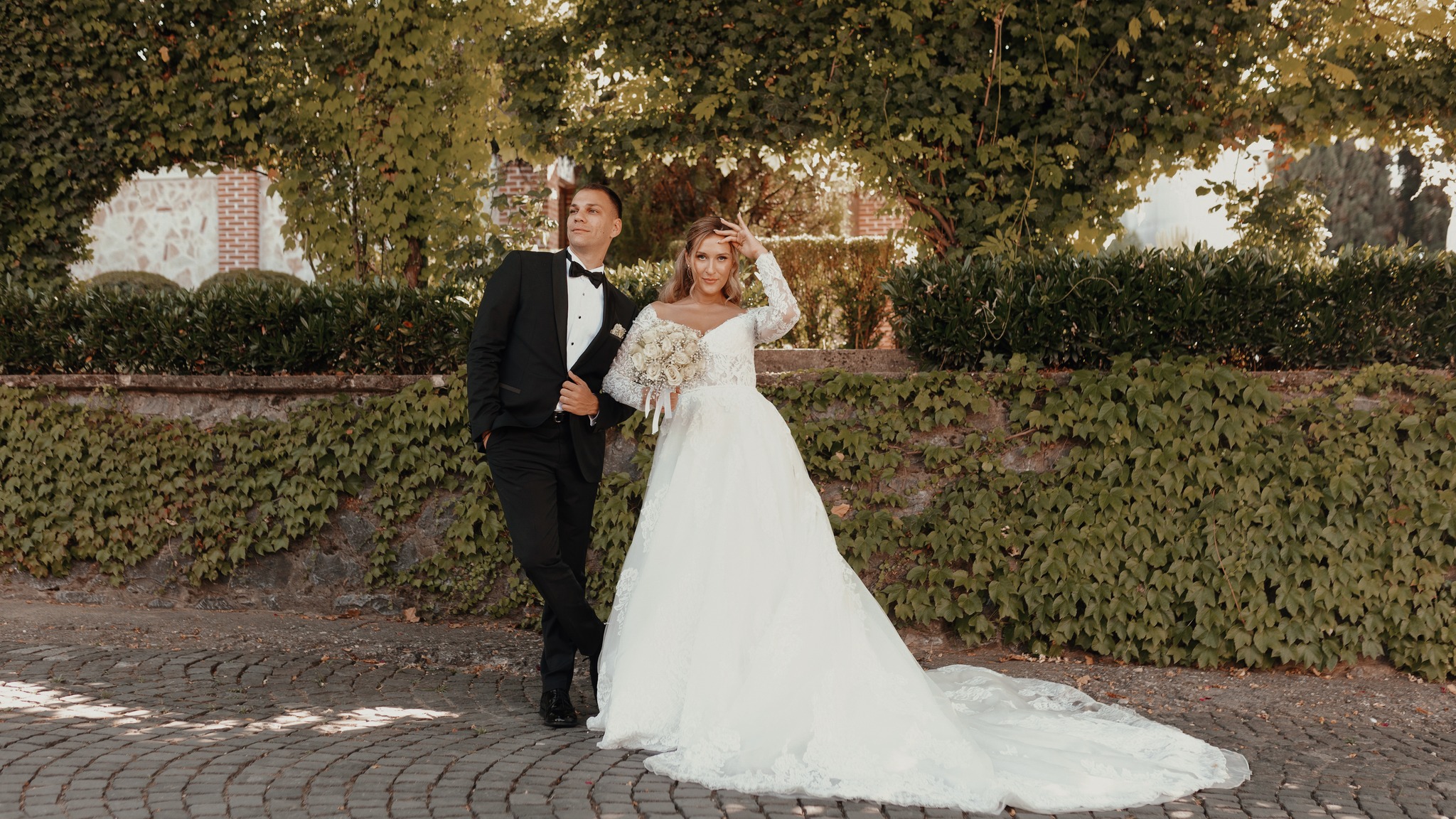 Младоженци во двор покриен со брштен