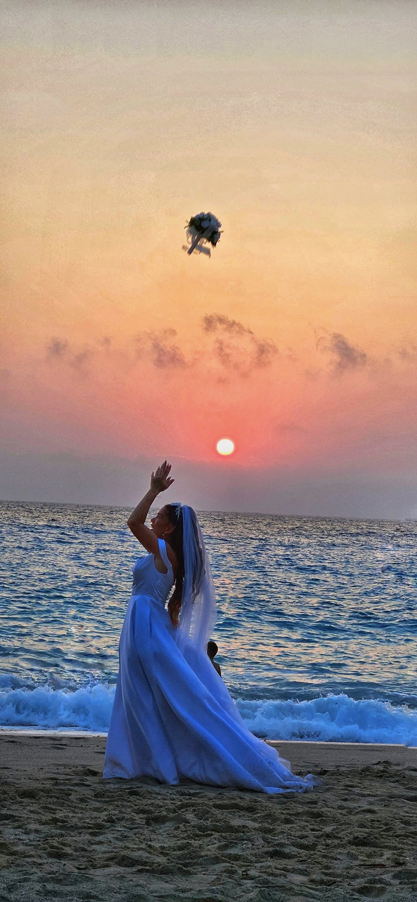 Невеста фрла букет при залез на плажа