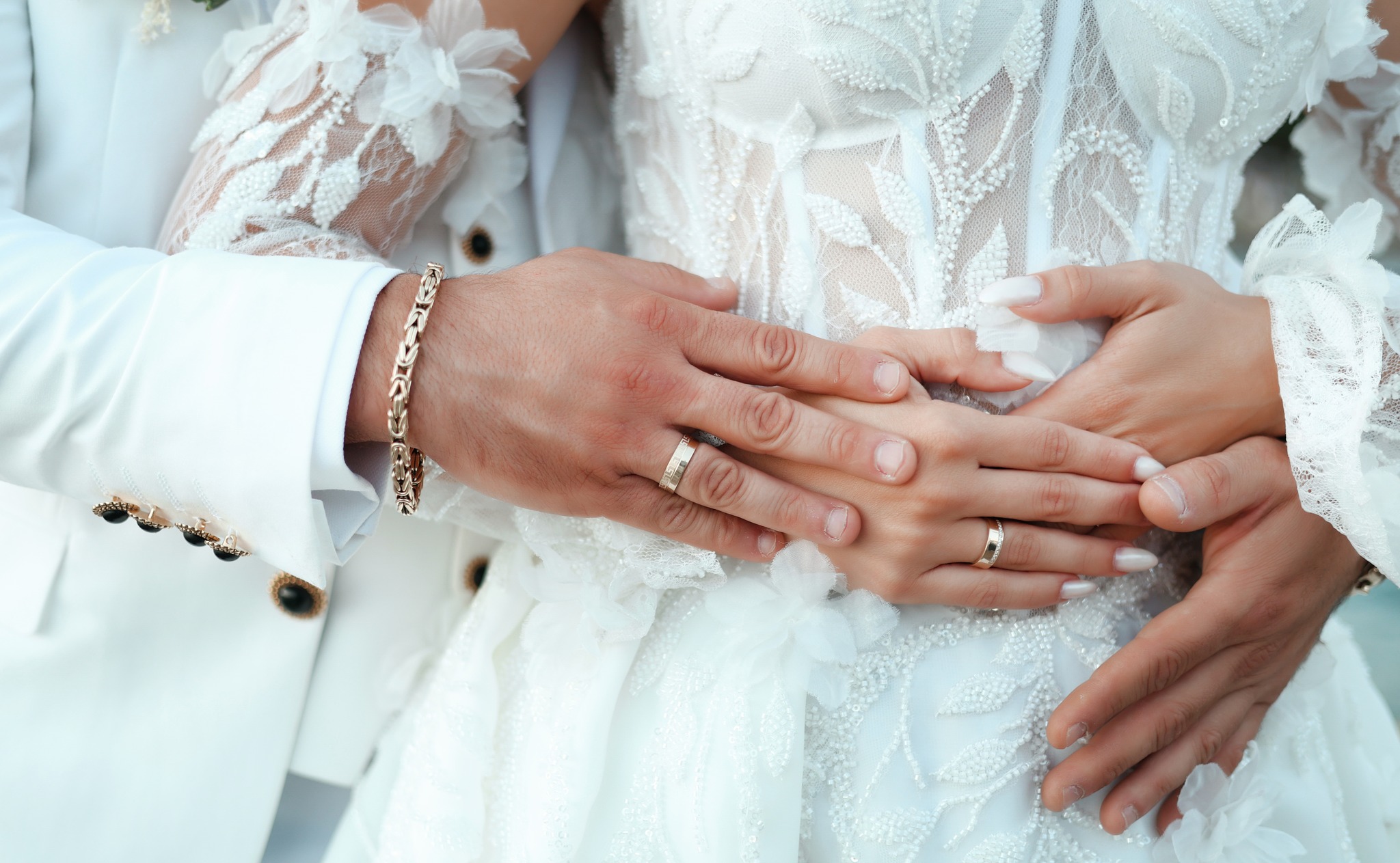 Споени раце со свадбени прстени, крупен план