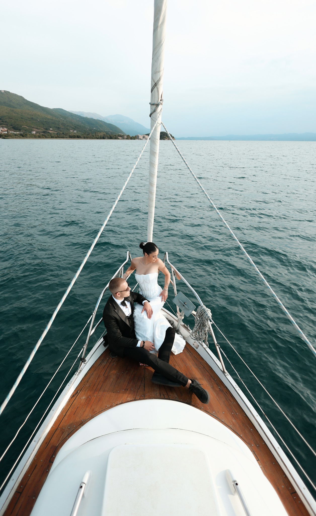 Пар на прамецот на едрилица со морски пејзаж