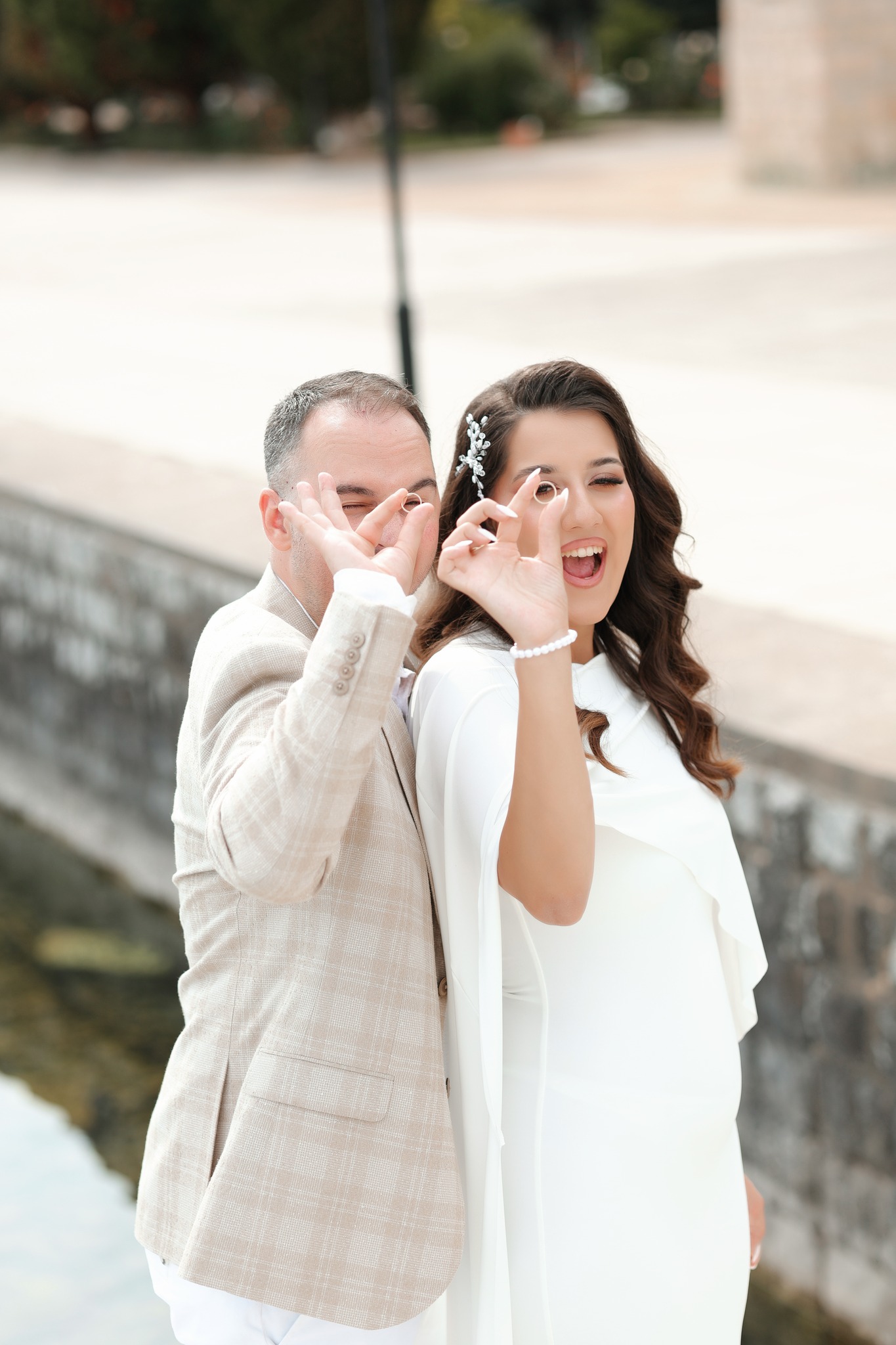 Пар покажува свадбени прстени со насмевка