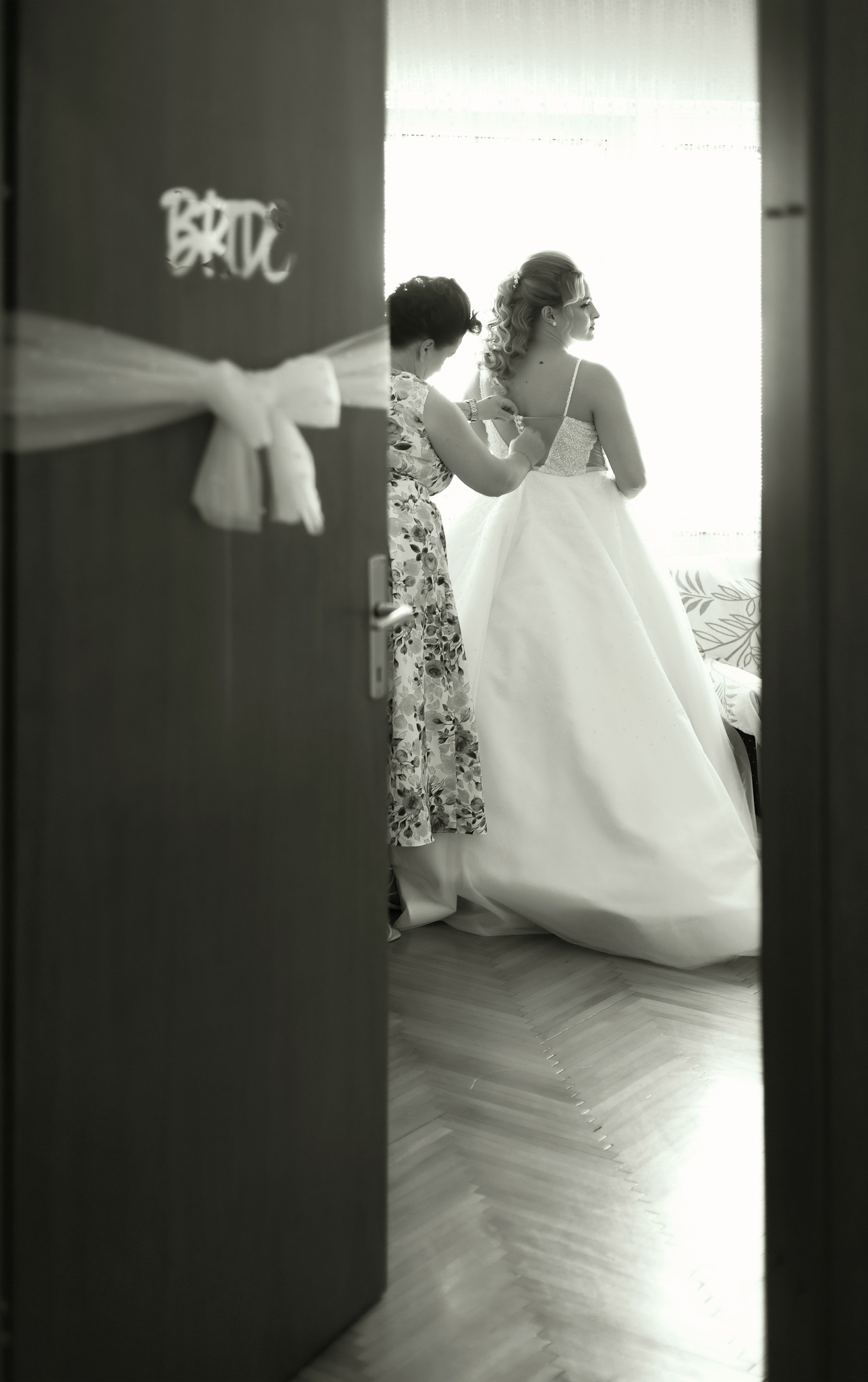 Невеста се облекува со помош на мама, црно-бело