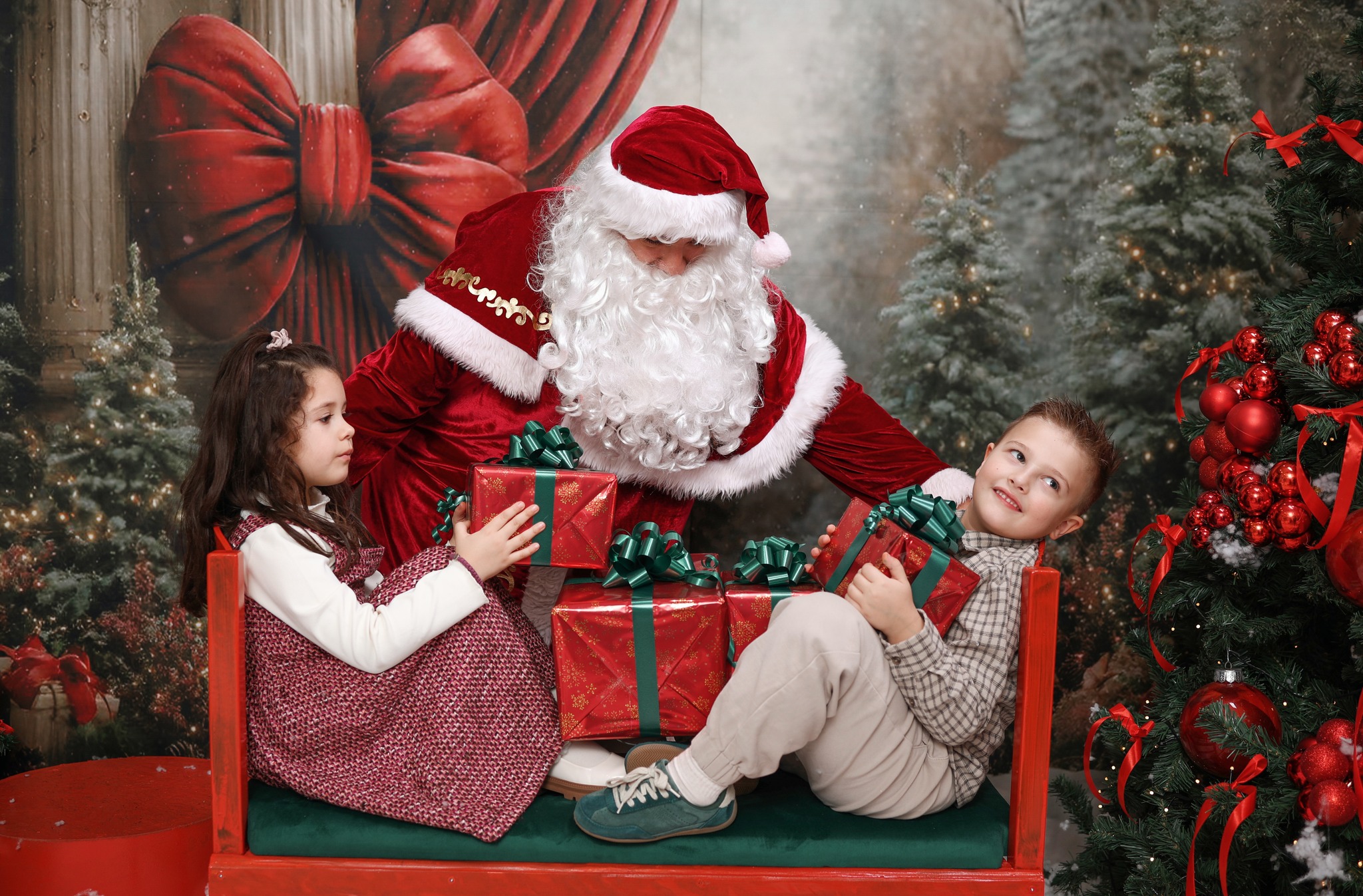 Две деца примаат подароци од Дедо Мраз