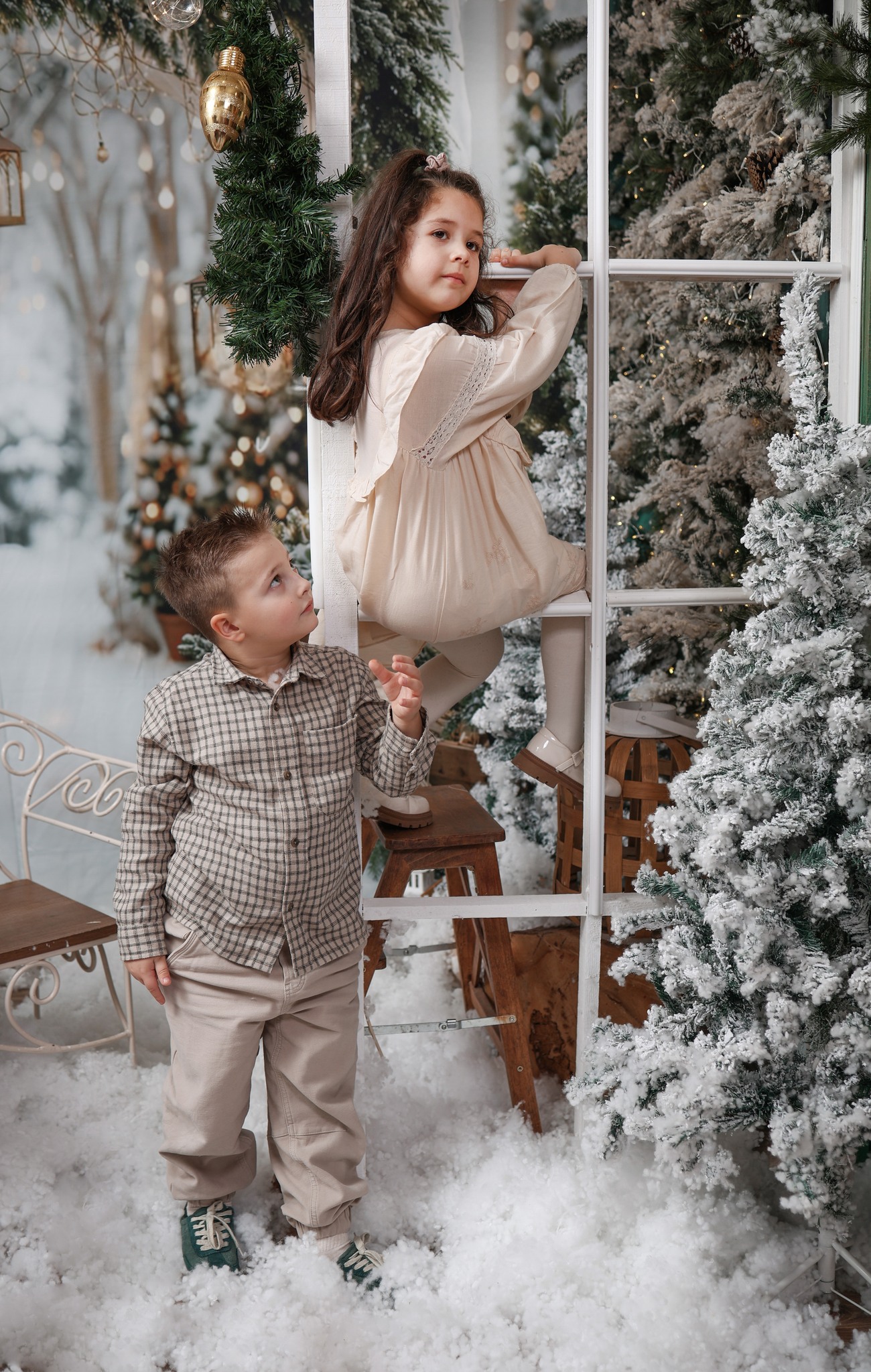 Браќа и сестри во снег со Божиќна декорација