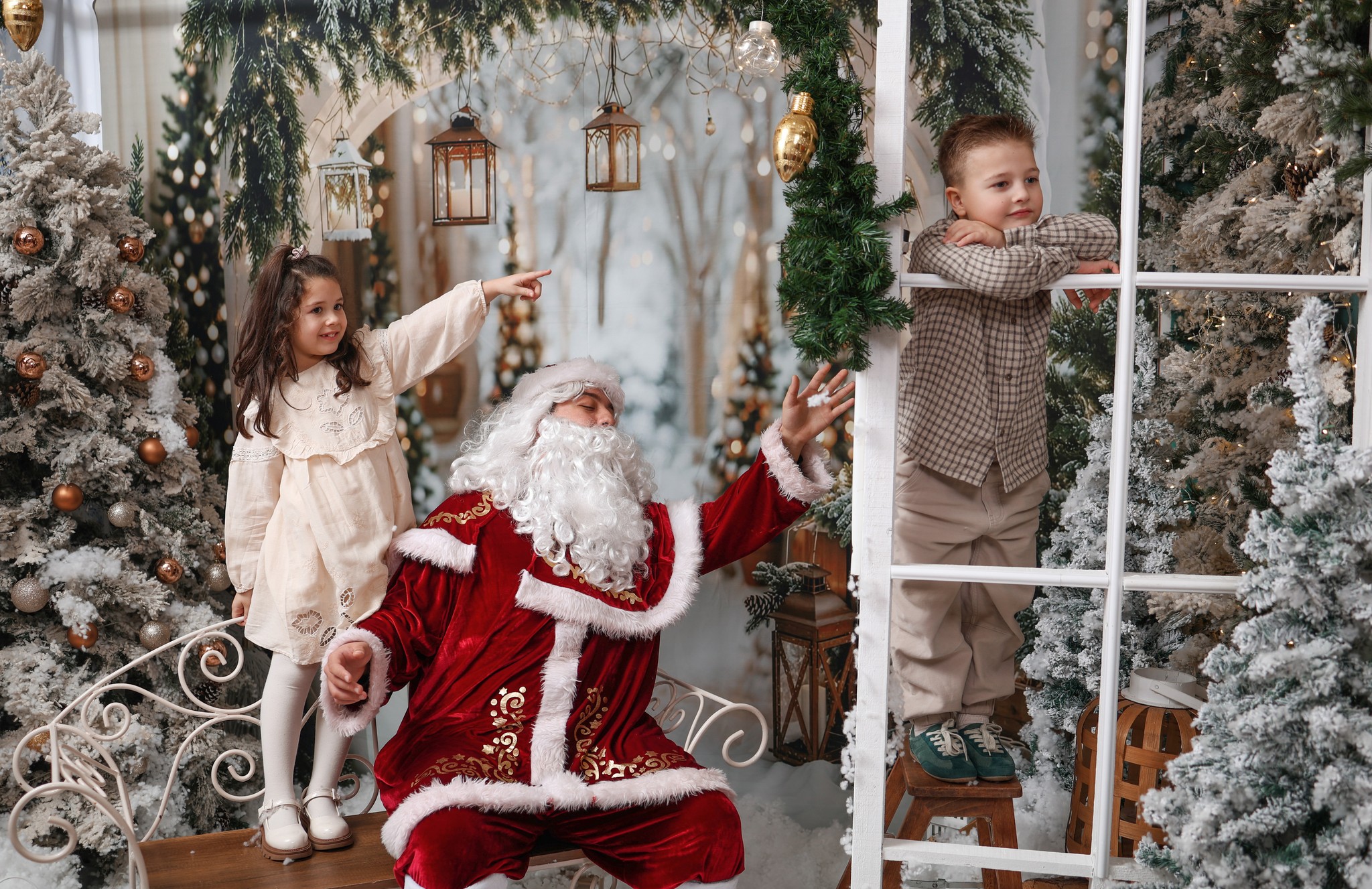 Деца со Дедо Мраз во зимска поставка