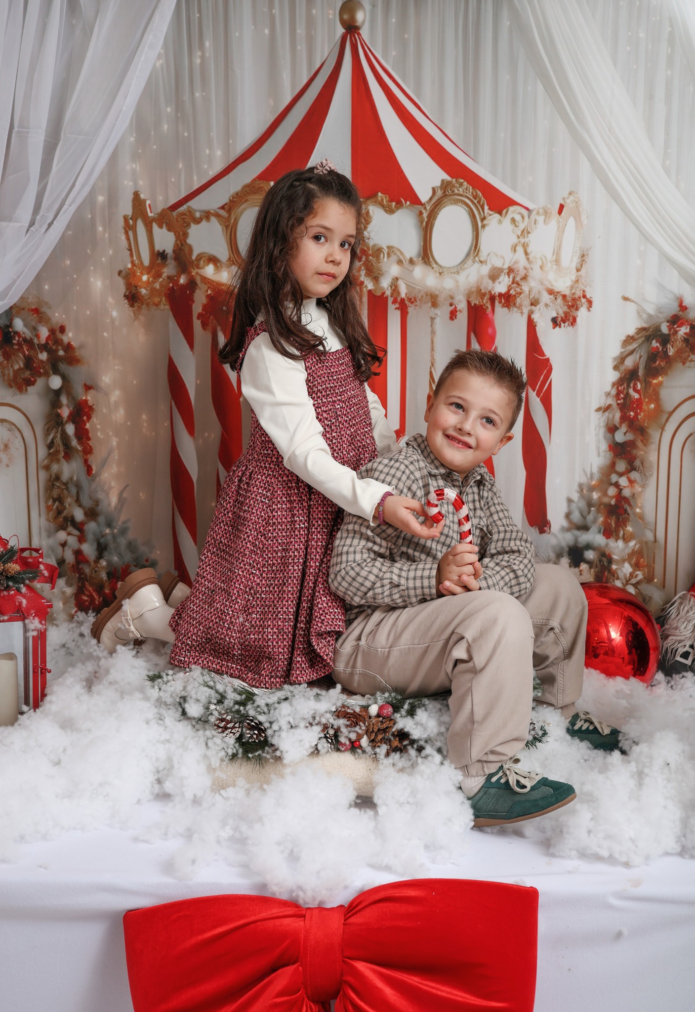 Деца во Божиќна студио со карусел поставка