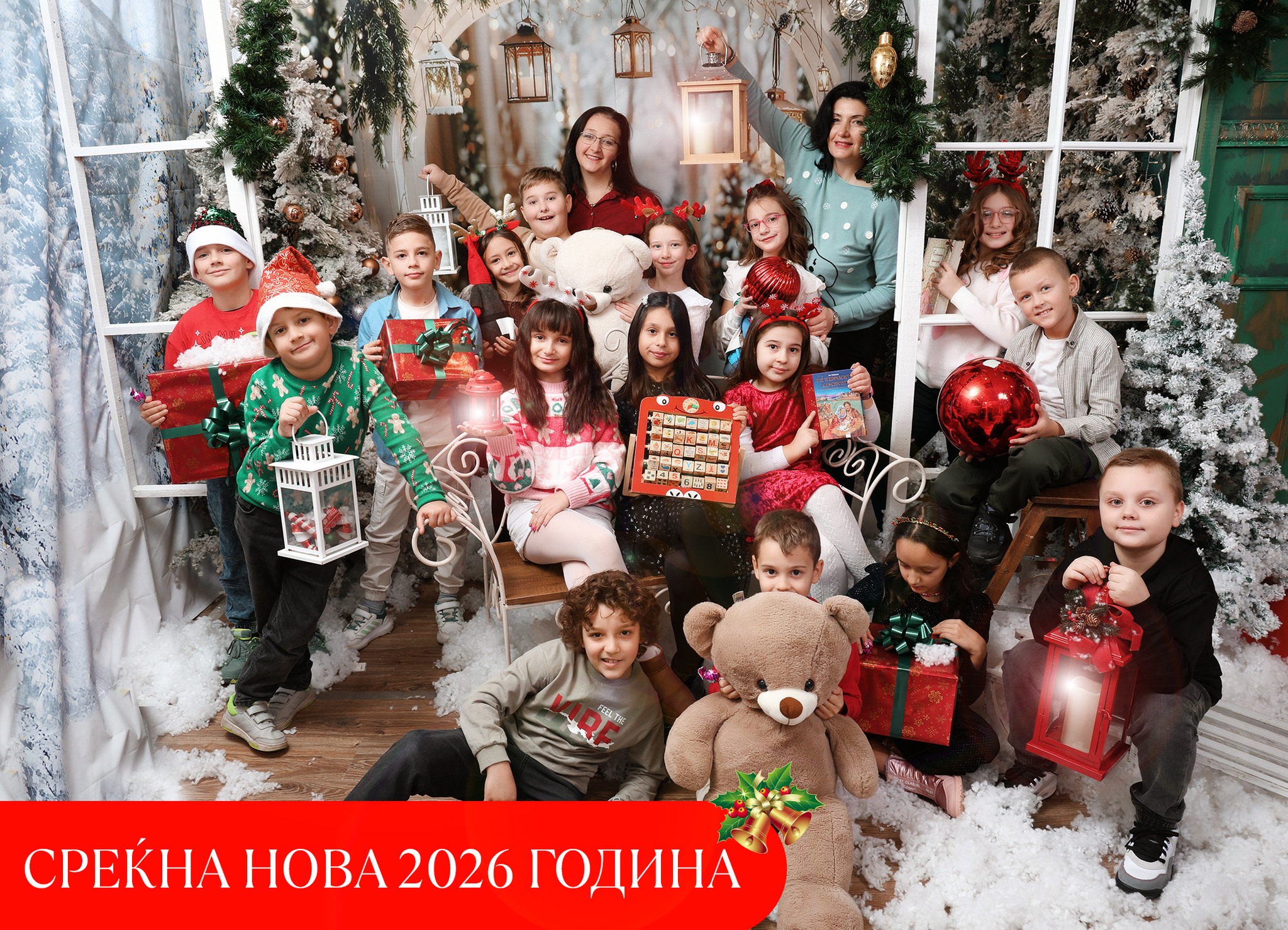 Голема група деца и возрасни во новогодишна студио сесија