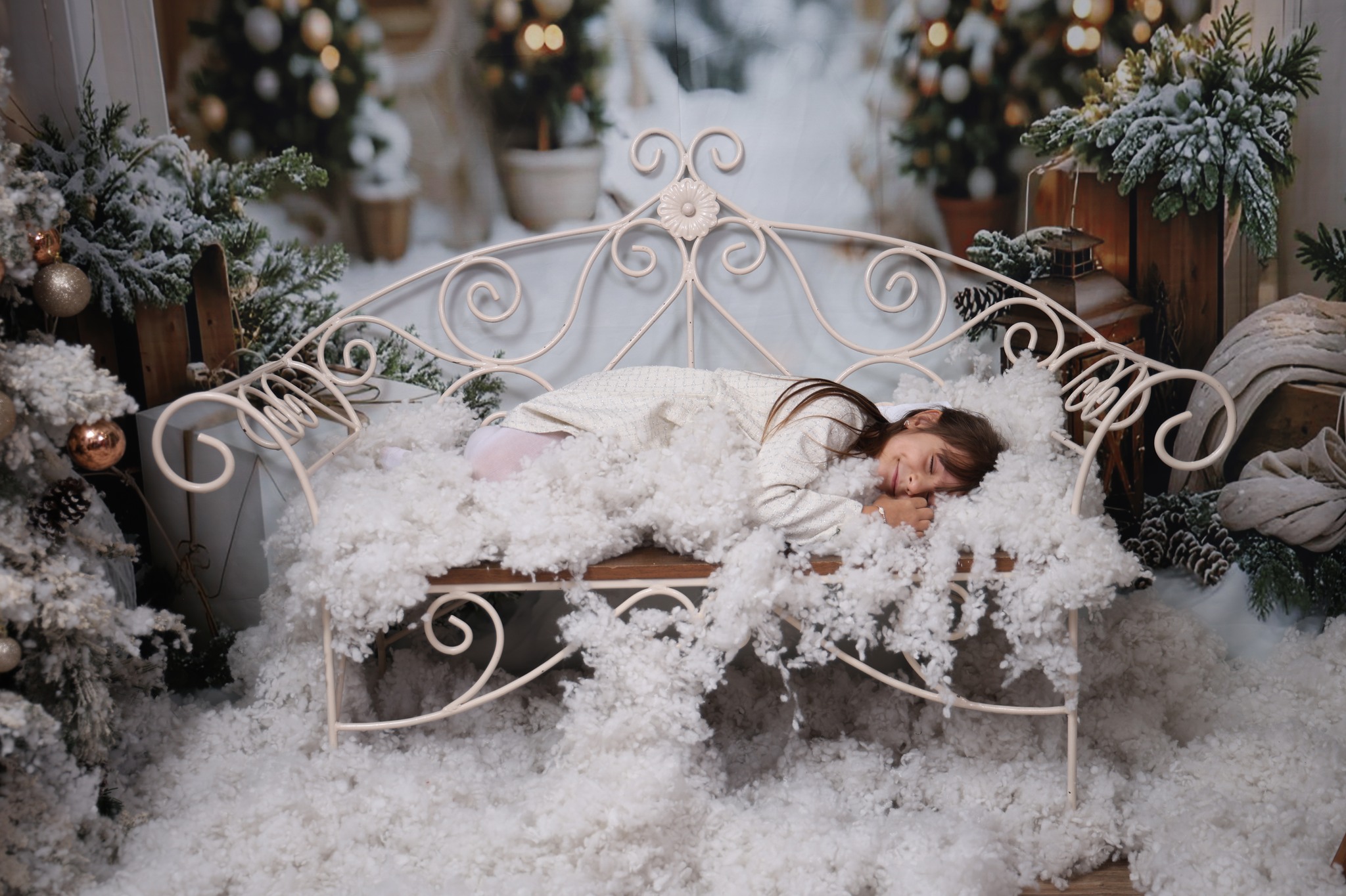 Девојче спие во снежна зимска поставка